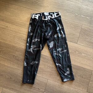 Under Armour Black and Gray Camouflage Kids Leggings size medium heat gear